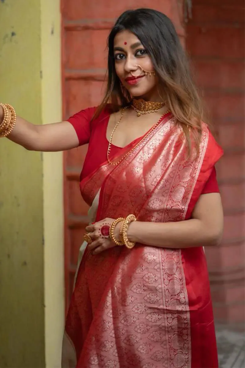 Staggering Off White Soft Silk Saree With Twirling Blouse Piece